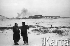 1955-1956, Workuta, Komi ASRR, ZSRR.
Więźniowie łagrów Czesława Cydzik (z domu Hnatów) i Olgierd Zarzycki. W tle zabudowania jednej z kopalń.
Fot. Eugeniusz Cydzik, udostępnił Eugeniusz Cydzik w ramach projektu 