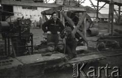 1955-1957, Workuta, Komi ASRR, ZSRR.
Łagiernicy podczas pracy na terenie kopalni. 
Fot. Eugeniusz Cydzik, udostępnił Eugeniusz Cydzik w ramach projektu 