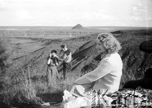 1955-1956, Workuta, Komi ASRR, ZSRR.
Wycieczka Polaków przebywających na zesłaniu. Na pierwszym planie Barbara Dudycz, na drugim planie stoją Wanda Kiałka (z domu Cejko) i Jerzy Urbankiewicz. W tle widoczna hałda kopalniana, zabudowania łagrów i kopalń.
Fot. Eugeniusz Cydzik, udostępnił Eugeniusz Cydzik w ramach projektu 