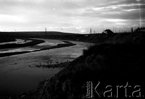 1955-1957, Workuta, Komi ASRR, ZSRR.
Rzeka Workuta, w głębi widoczne zabudowania łagrów.
Fot. Eugeniusz Cydzik, udostępnił Eugeniusz Cydzik w ramach projektu 