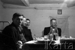 1955-1956, Workuta, Komi ASRR, ZSRR.
Spotkanie zesłańców. Na zdjęciu drugi od lewej: Jerzy Urbankiewicz, w środku Stanisław Kiałka.
Fot. Eugeniusz Cydzik, udostępnił Eugeniusz Cydzik w ramach projektu 