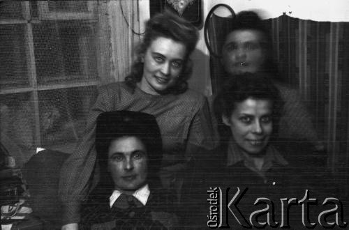 1955, Workuta, Komi ASRR, ZSRR.
Więźniarki łagrów. Od lewej u góry: NN, Halina Kowalska, na dole od lewej: Janina Muszyńska (z domu Zuba), Wanda Kozłowska.
Fot. Eugeniusz Cydzik, udostępnił Eugeniusz Cydzik w ramach projektu 