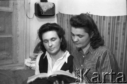 1955, Workuta, Komi ASRR, ZSRR.
Więźniarki łagrów. Od lewej: Janina Muszyńska (z domu Zuba), Halina Kowalska.
Fot. Eugeniusz Cydzik, udostępnił Eugeniusz Cydzik w ramach projektu 