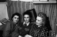 1955, Workuta, Komi ASRR, ZSRR.
Więźniarki łagrów. Od lewej: Halina Kowalska, Janina Muszyńska (z domu Zuba), NN.
Fot. Eugeniusz Cydzik, udostępnił Eugeniusz Cydzik w ramach projektu 