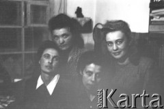 1955, Workuta, Komi ASRR, ZSRR.
Więźniarki łagrów. Na zdjęciu w górnym rzędzie: Halina Kowalska, NN; poniżej: Janina Muszyńska (z domu Zuba), Wanda Kozłowska.
Fot. Eugeniusz Cydzik, udostępnił Eugeniusz Cydzik w ramach projektu 