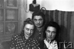 1955, Workuta, Komi ASRR, ZSRR.
Więźniarki łagrów. Od lewej: NN,  Halina Kowalska, Janina Muszyńska (z domu Zuba).
Fot. Eugeniusz Cydzik, udostępnił Eugeniusz Cydzik w ramach projektu 