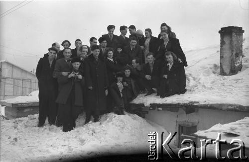 1956, Workuta, Komi ASRR, ZSRR.
Wielkanocne spotkanie Polaków przebywających na zesłaniu. Pierwszy rząd, od lewej: NN, Wiktor Jagoda, Bernard Grzywacz, NN. Drugi rząd, od lewej: Paweł Świetlikowski, NN, W. Komiukiewicz, Czesława Cydzik (z domu Hnatów), Stanisław Kuźma, NN, Wanda Kiałka (z domu Cejko) z synem Edmunda Webera, Klara Kunachowicz (z domu Autuchiewicz) z synem Edmunda Webera, za nią Edmund Weber, NN, NN, Hanna Grzywacz (z domu Szyszko). Z tyłu od lewej: NN, NN, NN, NN, Jadwiga Augusiewicz (z domu Olechnowicz), NN, Maria Kwiatkowska.
Fot. Eugeniusz Cydzik, udostępnił Eugeniusz Cydzik w ramach projektu 