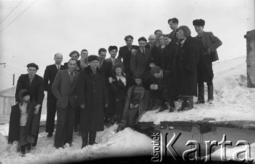 1956, Workuta, Komi ASRR, ZSRR.
Wielkanocne spotkanie Polaków przebywających na zesłaniu. Pierwszy rząd, od lewej: NN, Wiktor Jagoda, Bernard Grzywacz, NN. Drugi rząd, od lewej: Paweł Świetlikowski, NN, W. Komiukiewicz, Czesława Cydzik (z domu Hnatów), Stanisław Kuźma, NN, Wanda Kiałka (z domu Cejko) z synem Edmunda Webera, Klara Kunachowicz (z domu Autuchiewicz) z synem Edmunda Webera, za nią Edmund Weber, NN, NN, Hanna Grzywacz (z domu Szyszko). Z tyłu od lewej: NN, NN, NN, NN, Jadwiga Augusiewicz (z domu Olechnowicz), NN, Maria Kwiatkowska.
Fot. Eugeniusz Cydzik, udostępnił Eugeniusz Cydzik w ramach projektu 