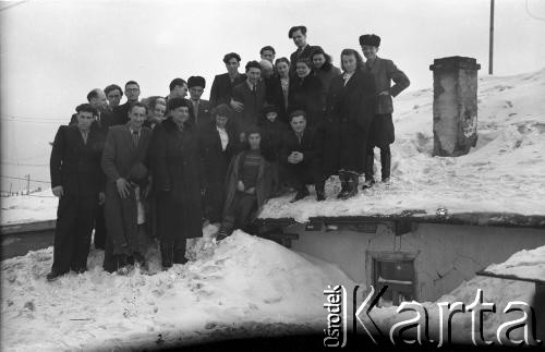 1956, Workuta, Komi ASRR, ZSRR.
Wielkanocne spotkanie Polaków przebywających na zesłaniu. Pierwszy rząd, od lewej: NN, Wiktor Jagoda, Bernard Grzywacz, NN. Drugi rząd, od lewej: Paweł Świetlikowski, NN, W. Komiukiewicz, Czesława Cydzik (z domu Hnatów), Stanisław Kuźma, NN, Wanda Kiałka (z domu Cejko) z synem Edmunda Webera, Klara Kunachowicz (z domu Autuchiewicz) z synem Edmunda Webera, za nią Edmund Weber, NN, NN, Hanna Grzywacz (z domu Szyszko). Z tyłu od lewej: NN, NN, NN, NN, Jadwiga Augusiewicz (z domu Olechnowicz), NN, Maria Kwiatkowska.
Fot. Eugeniusz Cydzik, udostępnił Eugeniusz Cydzik w ramach projektu 