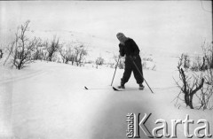 1955-1956, Workuta, Komi ASRR, ZSRR.
Czesława Cydzik (z domu Hnatów), działaczka Armii Krajowej we Lwowie, więźniarka łagrów w latach 1945-1957, na nartach.
Fot. Eugeniusz Cydzik, udostępnił Eugeniusz Cydzik w ramach projektu 