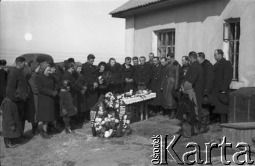 1955-1957, Workuta, Komi ASRR, ZSRR.
Ceremonia pogrzebowa jednego z zesłańców. 
Fot. Eugeniusz Cydzik, udostępnił Eugeniusz Cydzik w ramach projektu 