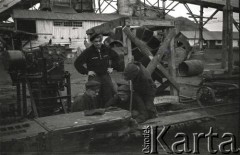 1955-1957, Workuta, Komi ASRR, ZSRR.
Łagiernicy podczas pracy na terenie kopalni. 
Fot. Eugeniusz Cydzik, udostępnił Eugeniusz Cydzik w ramach projektu 