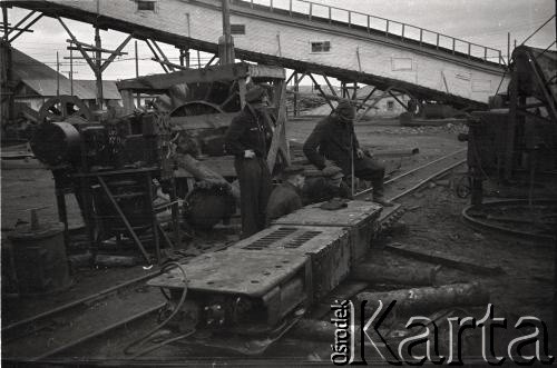 1955-1957, Workuta, Komi ASRR, ZSRR.
Łagiernicy podczas pracy na terenie kopalni. 
Fot. Eugeniusz Cydzik, udostępnił Eugeniusz Cydzik w ramach projektu 