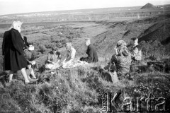 1955-1956, Workuta, Komi ASRR, ZSRR.
Wycieczka Polaków przebywających na zesłaniu. W tle widoczna rzeka Workuta, zabudowania łagrów i kopalń oraz hałda kopalniana. Od lewej: Czesława Cydzik (z domu Hnatów), Hanna Grzywacz (Szyszko-Norska), Olgierd Zarzycki, Bronisława Kutiuk, Wanda Kiałka (z domu Cejko), Barbara Dudycz, Stanisław Kiałka, Jerzy Urbankiewicz.
Fot. Eugeniusz Cydzik, udostępnił Eugeniusz Cydzik w ramach projektu 