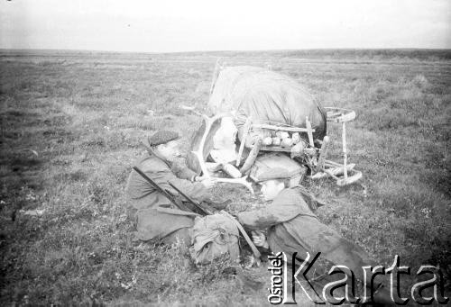 1955-1957, okolice Workuty, Komi ASRR, ZSRR.
Polscy zesłańcy podczas polowania.
Fot. NN, udostępnił Eugeniusz Cydzik w ramach projektu 