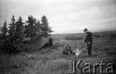 1955-1957, okolice Workuty, Komi ASRR, ZSRR.
Polscy zesłańcy podczas polowania.
Fot. NN, udostępnił Eugeniusz Cydzik w ramach projektu 