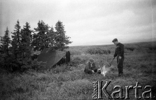 1955-1957, okolice Workuty, Komi ASRR, ZSRR.
Polscy zesłańcy podczas polowania.
Fot. NN, udostępnił Eugeniusz Cydzik w ramach projektu 