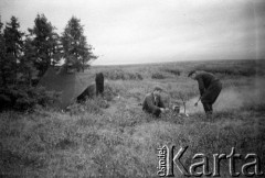 1955-1957, okolice Workuty, Komi ASRR, ZSRR.
Polscy zesłańcy podczas polowania.
Fot. NN, udostępnił Eugeniusz Cydzik w ramach projektu 