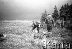 1955-1957, okolice Workuty, Komi ASRR, ZSRR.
Polscy zesłańcy podczas polowania.
Fot. NN, udostępnił Eugeniusz Cydzik w ramach projektu 