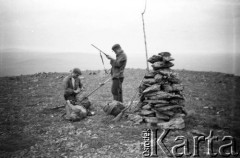 1955-1957, okolice Workuty, Komi ASRR, ZSRR.
Polscy zesłańcy podczas polowania.
Fot. NN, udostępnił Eugeniusz Cydzik w ramach projektu 