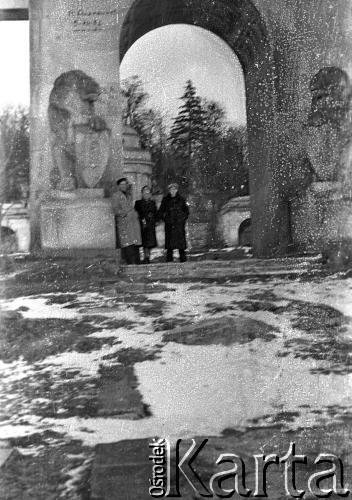 Po 1957 roku, Lwów, Ukraina, ZSRR.
Czesława Cydzik (z domu Hnatów) oraz dwóch mężczyzn na Cmentarzu Łyczakowskim.
Fot. Eugeniusz Cydzik, udostępnił Eugeniusz Cydzik w ramach projektu 