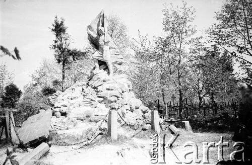 Po 1957 roku, Lwów, Ukraina, ZSRR.
Cmentarz Łyczakowski. Pomnik Wizunasa Szydłowskiego, w tle zdewastowane mogiły.
Fot. NN, udostępnił Eugeniusz Cydzik w ramach projektu 