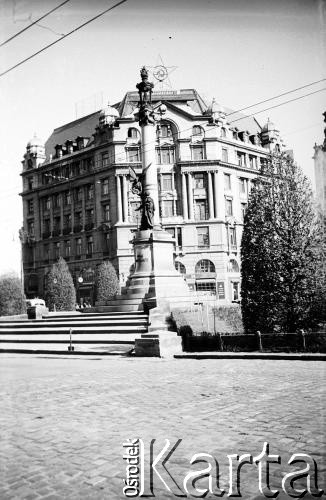 Po 1957 roku, Lwów, Ukraina, ZSRR.
Kolumna Adama Mickiewicza.
Fot. Eugeniusz Cydzik, udostępnił Eugeniusz Cydzik w ramach projektu 