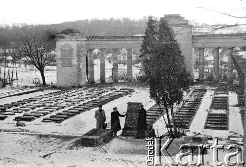 Po 1957 roku, Lwów, Ukraina, ZSRR.
Zdewastowany Cmentarz Obrońców Lwowa. Czesława Cydzik (z domu Hnatów) oraz dwóch mężczyzn przy grobach. W głębi widoczny Pomnik Chwały.
Fot. NN, udostępnił Eugeniusz Cydzik w ramach projektu 