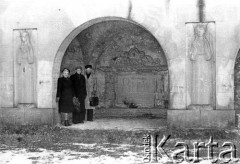 Po 1957 roku, Lwów, Ukraina, ZSRR.
Zdewastowany Cmentarz Obrońców Lwowa. Czesława Cydzik (z domu Hnatów) oraz dwóch mężczyzn przy katakumbach.
Fot. Eugeniusz Cydzik, udostępnił Eugeniusz Cydzik w ramach projektu 