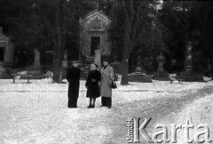 Po 1957 roku, Lwów, Ukraina, ZSRR.
Czesława Cydzik (z domu Hnatów) oraz dwóch mężczyzn na Cmentarzu Łyczakowskim.
Fot. Eugeniusz Cydzik, udostępnił Eugeniusz Cydzik w ramach projektu 