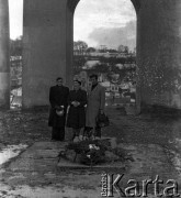 Po 1957 roku, Lwów, Ukraina, ZSRR.
Zdewastowany Cmentarz Obrońców Lwowa. Czesława Cydzik (z domu Hnatów) oraz dwóch mężczyzn przy Mogile Pięciu Nieznanych z Persenkówki, w tle fragment kolumnady Pomnika Chwały.
Fot. Eugeniusz Cydzik, udostępnił Eugeniusz Cydzik w ramach projektu 