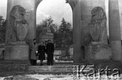 Po 1957 roku, Lwów, Ukraina, ZSRR.
Zdewastowany Cmentarz Obrońców Lwowa. Czesława Cydzik (z domu Hnatów) oraz dwóch mężczyzn przy Pomniku Chwały. W głębi widoczna Kaplica Obrońców Lwowa.
Fot. Eugeniusz Cydzik, udostępnił Eugeniusz Cydzik w ramach projektu 