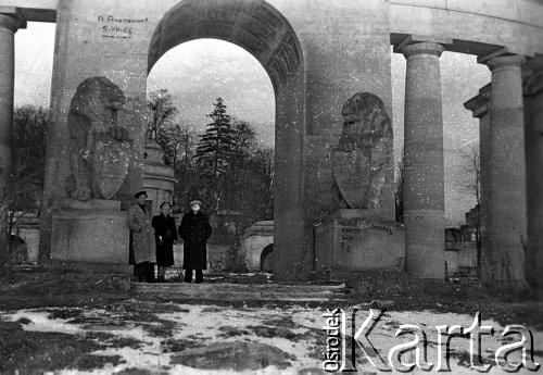 Po 1957 roku, Lwów, Ukraina, ZSRR.
Zdewastowany Cmentarz Obrońców Lwowa. Czesława Cydzik (z domu Hnatów) oraz dwóch mężczyzn przy Pomniku Chwały. W głębi widoczna Kaplica Obrońców Lwowa.
Fot. Eugeniusz Cydzik, udostępnił Eugeniusz Cydzik w ramach projektu 