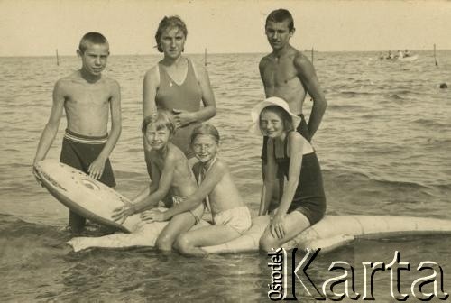 1936, Hel, Polska.
Wakacje rodzeństwa Zappe nad Bałtykiem. Na krokodylu od lewej: Aleksandra, Jadwiga, Barbara. Z tyłu od lewej: Staniłsaw, Irena, Jan.
Fot. NN, zbiory Archiwum Historii Mówionej Ośrodka KARTA i Domu Spotkań z Historią, udostępniły Irena i Jadwiga Zappe w ramach projektu 