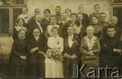 24.09.1916, Biała Krakowska, Galicja.
Ślub Janiny z Juzwów i Alojzego Zappe (siedzą w środku). 2. z prawej matka Janiny - Amalia z Rudych, 2. z lewej ojciec Janiny - Stanisław Juzwa.
Fot. NN, zbiory Archiwum Historii Mówionej Ośrodka KARTA i Domu Spotkań z Historią, udostępniły Irena i Jadwiga Zappe w ramach projektu 