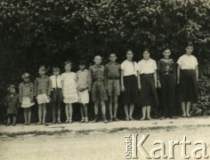 1935, Zaleszczyki, woj. tarnopolskie, Polska.
Grupa młodzieży na wakacjach. 4. od prawej Irena Zappe, 3. od lewej Jadwiga Zappe.
Fot. NN, zbiory Archiwum Historii Mówionej Ośrodka KARTA i Domu Spotkań z Historią, udostępniły Irena i Jadwiga Zappe w ramach projektu 