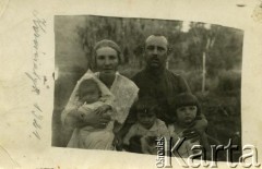 1921, Korościatyń, woj. tarnopolskie, Polska.
Janina i Alojzy Zappe z dziećmi. Od prawej: Maria, Irena, Jan.
Fot. NN, zbiory Archiwum Historii Mówionej Ośrodka KARTA i Domu Spotkań z Historią, udostępniły Irena i Jadwiga Zappe w ramach projektu 