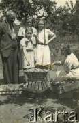 1930, Zaleszczyki, woj. tarnopolskie, Polska.
Ważenie moreli w ogrodzie. Od prawej: Maria, Jadwiga, Barbara, Aleksandra i Alojzy Zappe.
Fot. NN, zbiory Archiwum Historii Mówionej Ośrodka KARTA i Domu Spotkań z Historią, udostępniły Irena i Jadwiga Zappe w ramach projektu 