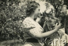 1930, Zaleszczyki, woj. tarnopolskie, Polska.
Portret sióstr w ogrodzie. Od prawej: Aleksandra i Maria Zappe.
Fot. NN, zbiory Archiwum Historii Mówionej Ośrodka KARTA i Domu Spotkań z Historią, udostępniły Irena i Jadwiga Zappe w ramach projektu 