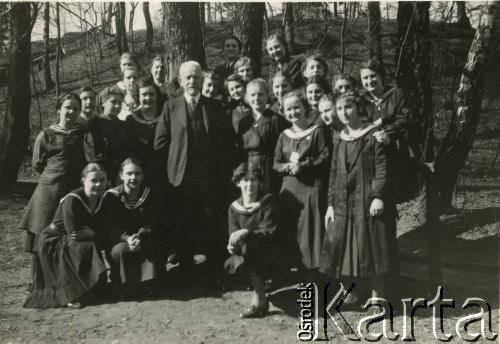 1938, Lwów, Polska.
Uczennice Gimnazjum Urszulanek. Prof. Lewicki (w środku), Irena Zappe (1. z prawej w pierwszym rzędzie).
Fot. NN, zbiory Archiwum Historii Mówionej Ośrodka KARTA i Domu Spotkań z Historią, udostępniły Irena i Jadwiga Zappe w ramach projektu 