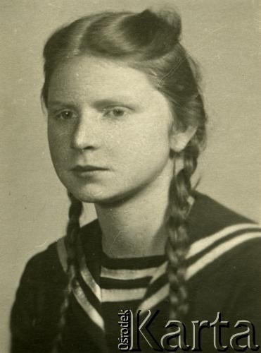 1941, Lwów, okupacja niemiecka.
Portret Jadwigi Zappe.
Fot. NN, zbiory Archiwum Historii Mówionej Ośrodka KARTA i Domu Spotkań z Historią, udostępniły Irena i Jadwiga Zappe w ramach projektu 