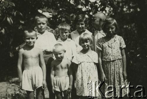 1935, Zaleszczyki, woj. tarnopolskie, Polska.
Wakacje. W pierwszym rzędzie od prawej: Barbara, Aleksandra Zappe. W drugim rzędzie z odwróconą głową Stanisław Zappe oraz kuzynostwo Zielińscy.
Fot. NN, zbiory Archiwum Historii Mówionej Ośrodka KARTA i Domu Spotkań z Historią, udostępniły Irena i Jadwiga Zappe w ramach projektu 