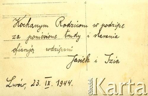 23.09.1944, Ukraińska SRR, ZSRR.
Rewers fotografii o sygnaturze AHM_PnW_0493_0002_0025a:
Portret ślubny Izabeli i Jana Zappe.
Fot. NN, zbiory Archiwum Historii Mówionej Ośrodka KARTA i Domu Spotkań z Historią, udostępniły Irena i Jadwiga Zappe w ramach projektu 