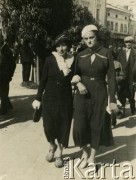 Lata 30., Lwów, Polska.
Julianna Angielska z domu Górna (po lewej), matka Krystyny Angielskiej, z koleżanką.
Fot. NN, zbiory Archiwum Historii Mówionej Ośrodka KARTA i Domu Spotkań z Historią, udostępniła Krystyna Angielska w ramach projektu 