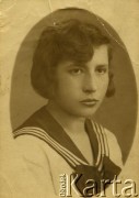 Ok. 1930, Przemyślany, woj. tarnopolskie, Polska.
Julianna Górna, matka Krystyny Angielskiej, w gimnazjum w Przemyślanach.
Fot. NN, zbiory Archiwum Historii Mówionej Ośrodka KARTA i Domu Spotkań z Historią, udostępniła Krystyna Angielska w ramach projektu 