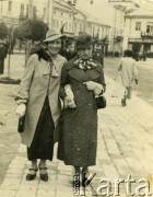 Lata 30., Lwów, Polska.
Julianna Angielska z domu Górna (po lewej), matka Krystyny Angielskiej, z koleżanką.
Fot. NN, zbiory Archiwum Historii Mówionej Ośrodka KARTA i Domu Spotkań z Historią, udostępniła Krystyna Angielska w ramach projektu 