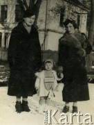 Ok. 1936, Przemyślany, woj. tarnopolskie, Polska.
Julianna Angielska z domu Górna (po prawej) z córką Krystyną i koleżanką.
Fot. NN, zbiory Archiwum Historii Mówionej Ośrodka KARTA i Domu Spotkań z Historią, udostępniła Krystyna Angielska w ramach projektu 