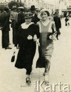 Lata 30., Lwów, Polska.
Julianna Angielska z domu Górna (po prawej), matka Krystyny Angielskiej, z ciocią Węgrzynowiczową.
Fot. NN, zbiory Archiwum Historii Mówionej Ośrodka KARTA i Domu Spotkań z Historią, udostępniła Krystyna Angielska w ramach projektu 