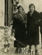 Ok. 1936, Lwów, Polska.
Julianna Angielska z domu Górna (pośrodku) z córką Krystyną Angielską i siostrą cioteczną Marią.
Fot. NN, zbiory Archiwum Historii Mówionej Ośrodka KARTA i Domu Spotkań z Historią, udostępniła Krystyna Angielska w ramach projektu 