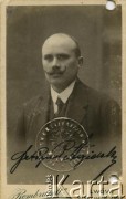 Przed 1914, Lwów, zabór austriacki.
Portret Ferdynanda Angielskiego, ojca Krystyny Angielskiej. Fotografię wykonano w atelier fotograficznym 